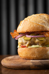 pao bola , pao frances , hamburguer , burguer , hamburgueria , tomate , alface , no posnto, delicioso , crocante , pao crocante , queijoderretendo,