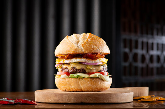 pao bola , pao frances , hamburguer , burguer , hamburgueria , tomate , alface , no posnto, delicioso , crocante , pao crocante , queijoderretendo,