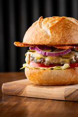 pao bola , pao frances , hamburguer , burguer , hamburgueria , tomate , alface , no posnto, delicioso , crocante , pao crocante , queijoderretendo,