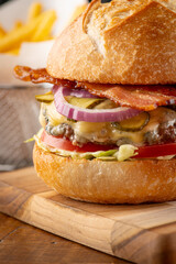 pao bola , pao frances , hamburguer , burguer , hamburgueria , tomate , alface , no posnto, delicioso , crocante , pao crocante , queijoderretendo,