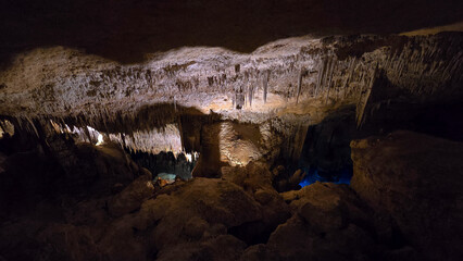 Obraz premium Majestic Stalactites and Limestone Formations inside Cuevas del Drach in Mallorca