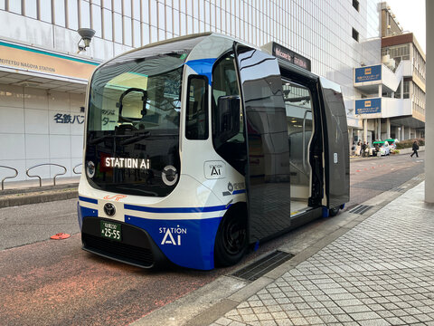 定期運行を開始した自動運転次世代EV「e-Palette（イーパレット）」　名古屋駅