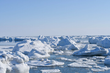 Drift ice covering the Sea of Okhotsk under a clear winter sky © 櫛引颯太