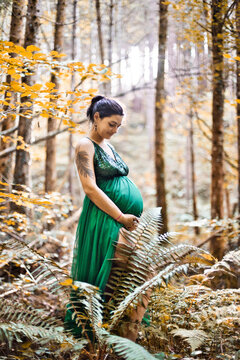 Jeune femme enceinte dans la for&ecirc;t avec un gros ventre