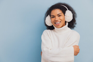 Obraz premium African American woman smiling wearing winter earmuffs