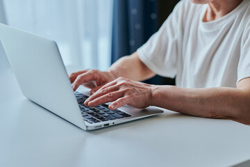 パソコンを操作するシニア女性