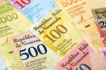 Obraz premium Venezuelan Bolivar currency money bills in big amount. Stack of VED currency banknotes with different denomination close up