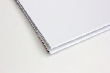 Naklejka premium Isolated desk calendar with spiral binding and clean, blank white sheets, mockup and copy space background for business.