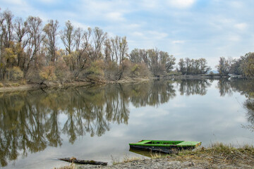 T&uuml;kr&ouml;ződnek a f&aacute;k a csendes foly&oacute;ban