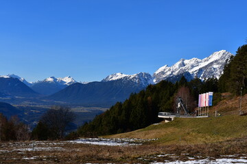 Die Friedensglocke bei M&ouml;sern in Tirol dahinter Berge