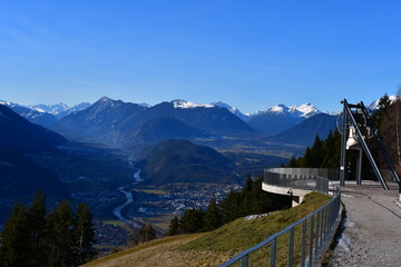 Die Friedensglocke M&ouml;sern in Tirol und dahinter das Inntal