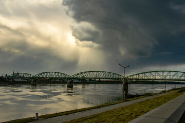 Viharos felh&oacute;k a h&iacute;d felett