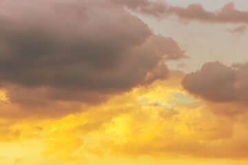 Obraz premium The high angle background of the city view with the secret light of the evening, blurring of night lights, showing the distribution of condominiums, dense homes in the capital community