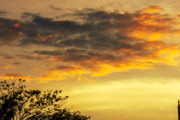 Obraz premium The high angle background of the city view with the secret light of the evening, blurring of night lights, showing the distribution of condominiums, dense homes in the capital community