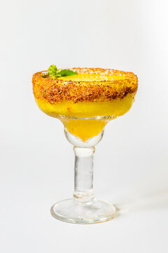 Margarita de mango con borde enchilado sobre fondo blanco