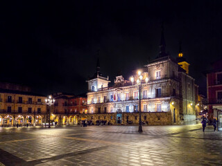 Naklejka premium Views of the main square of Leon with people strolling peacefully along its sidewalks