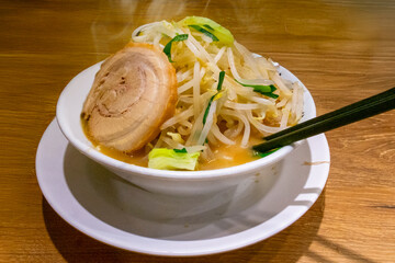 野菜いっぱいの豚骨ラーメン