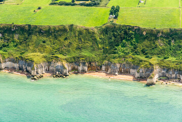 vue a&eacute;rienne de falaises de la c&ocirc;te normande pr&egrave;s de Port-en-Bessin