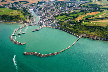 vue a&eacute;rienne de Port-en-Bessin