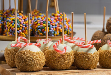 Dekorierte Schokoladen&auml;pfel an einem Stand auf dem Weihnachtsmarkt