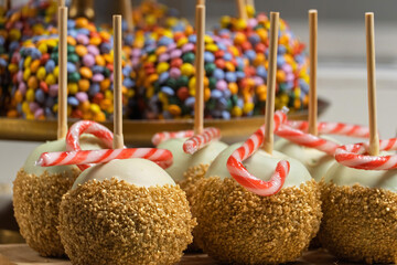 Dekorierte Schokoladen&auml;pfel an einem Stand auf dem Weihnachtsmarkt