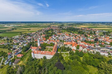 Die Marktgemeinde Kirchheim im schwäbischen Unterallgäu aus der Vogelperspektive