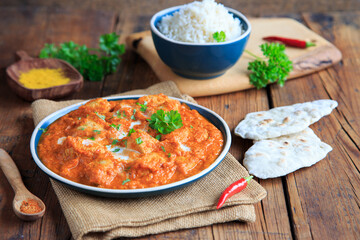 Indisches Butter Chicken mit Naan-Brot