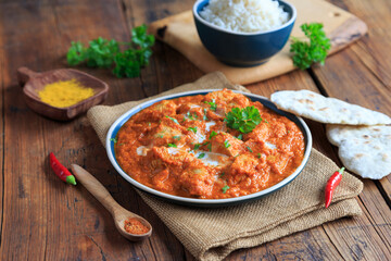 Butter Chicken mit Reis und Naan Brot