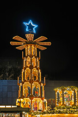 Beleuchtete Weihnachtspyramide Im Adventsdorf am K&ouml;lner Dom