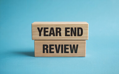 Naklejka premium Year End Review Text on Stacked Wooden Blocks for Business