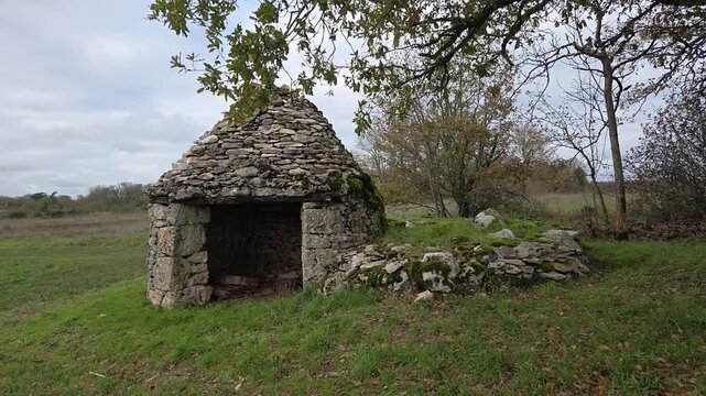 Caselle, cas&egrave;le, capitelle, cazelle, gariotte,  dans le sud de la France, cabane en pierre s&egrave;che