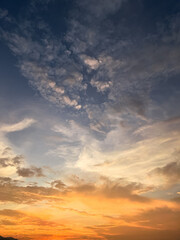 Obraz premium Dramatic Sky with Colorful Clouds at Sunset