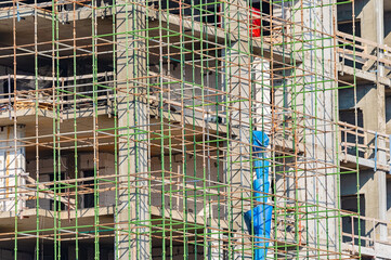 Building crane and building under construction