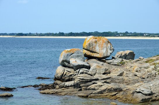 Costa rocosa del Atl&aacute;ntico Norte en el pueblo de Tr&eacute;vignon, Breta&ntilde;a, Francia

