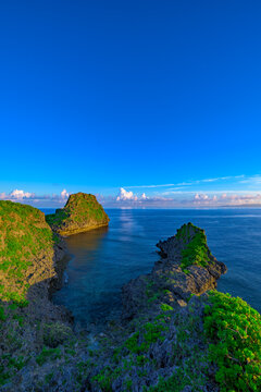緑の断崖と澄んだ海の対比が印象的な真栄田岬の絶景風景