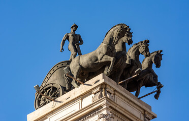 Obraz premium Quadriga sculpture on top of a building on Alcala street, Madrid, Spain