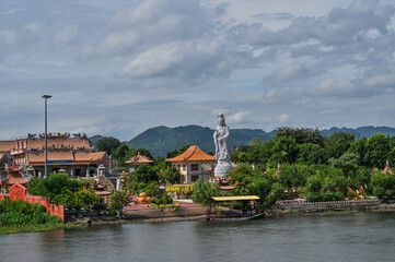 Buddhistischer Tempel an der Kwai-Br&uuml;cke (Thailand)