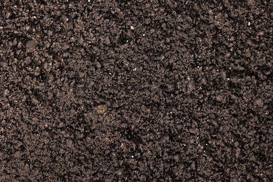 primo piano di una superficie fatta di asfalto nero fresco