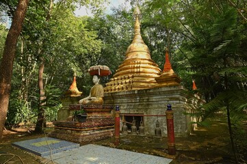 Buddhistsche Stupa im Tempelkomplex in einem Dorf der Mon (Thailand)