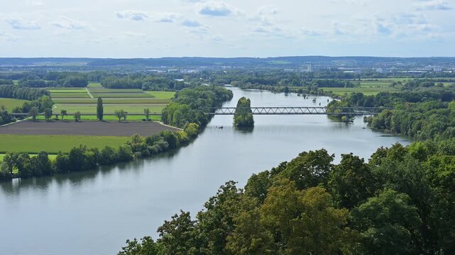 Eine ruhige Flusslandschaft mit Br&uuml;cke und B&auml;umen unter einem bew&ouml;lkten Himmel, Walhalla, Donaustauf, Donau, Regensburg, Bayern, Deutschland, Europa