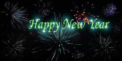 Jahreswechsel mit verschieden Silvesterraketen und der Schrift Happy New Year mit Glitzerpunkten am schwarzen Himmel 