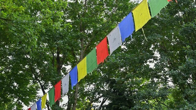Bunte Gebetsfahnen an einer Leine, Deutschland, Europa