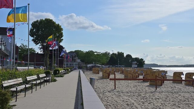 Uferprommenade, Weg, Strandk&ouml;rbe, Strand, ,, sonniger Tag, Heikendorf, Kreis Pl&ouml;n, Kieler F&ouml;rde, Schleswig-Holstein, Deutschland, Europa
