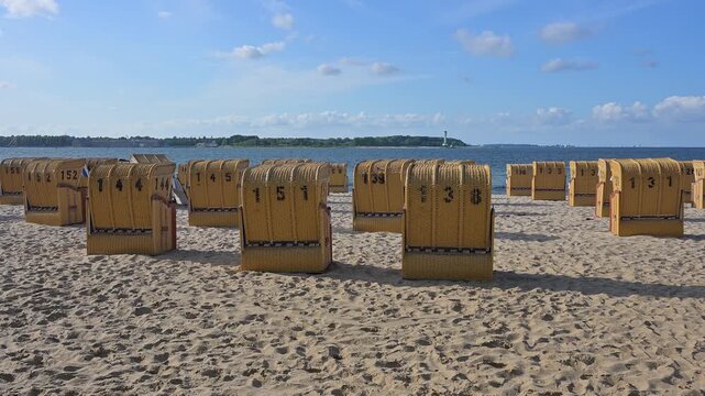Strandk&ouml;rbe an einem sandigen Strand, das Meer im Hintergrund, sonniger Tag, Kieler F&ouml;rde, Schleswig-Holstein, Deutschland, Europa 