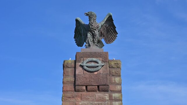Monument mit Adler auf einem Sockel, Denkmal, Friedliche Atmosph&auml;re, U-Boot Ehrenmal, Heikendorf, Kreis Pl&ouml;n, Kieler F&ouml;rde, Schleswig-Holstein, 