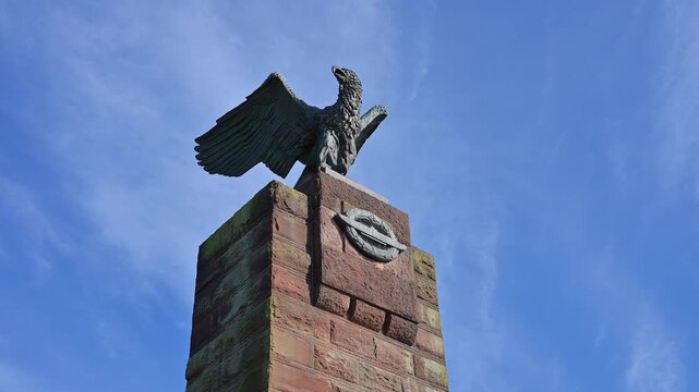 Monument mit Adler auf einem Sockel, Denkmal, Friedliche Atmosph&auml;re, U-Boot Ehrenmal, Heikendorf, Kreis Pl&ouml;n, Kieler F&ouml;rde, Schleswig-Holstein, 