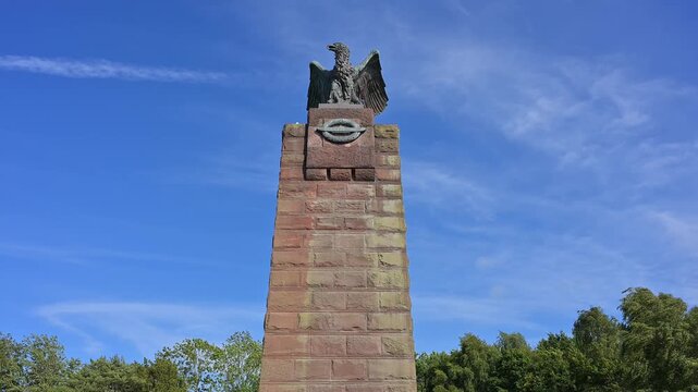 Monument mit Adler auf einem Sockel, Denkmal, Friedliche Atmosph&auml;re, U-Boot Ehrenmal, Heikendorf, Kreis Pl&ouml;n, Kieler F&ouml;rde, Schleswig-Holstein, 