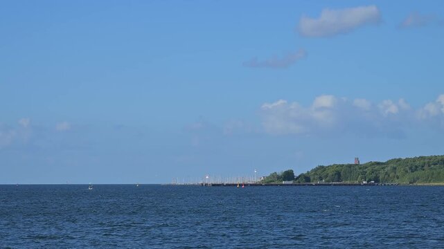 Weites Meer bis zum Horizont unter einem klaren blauen Himmel an einem stillen Tag, Heikendorf, Kreis Pl&ouml;n, Kieler F&ouml;rde, Schleswig-Holstein, Deutschland, Europa