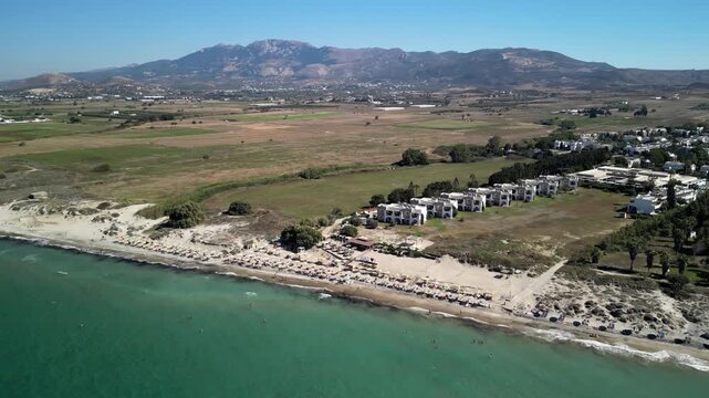 Wyspa Kos - Grecja - piękna piaszczysta plaża Marmari nagrana dronem w pełnym słońcu