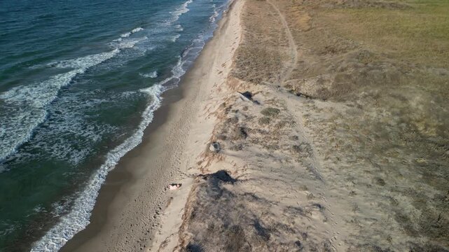 Wyspa Kos - Grecja - piękna piaszczysta plaża Marmari nagrana dronem w pełnym słońcu